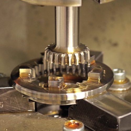 A gear cutting machine working on the inside of a gear, alternative